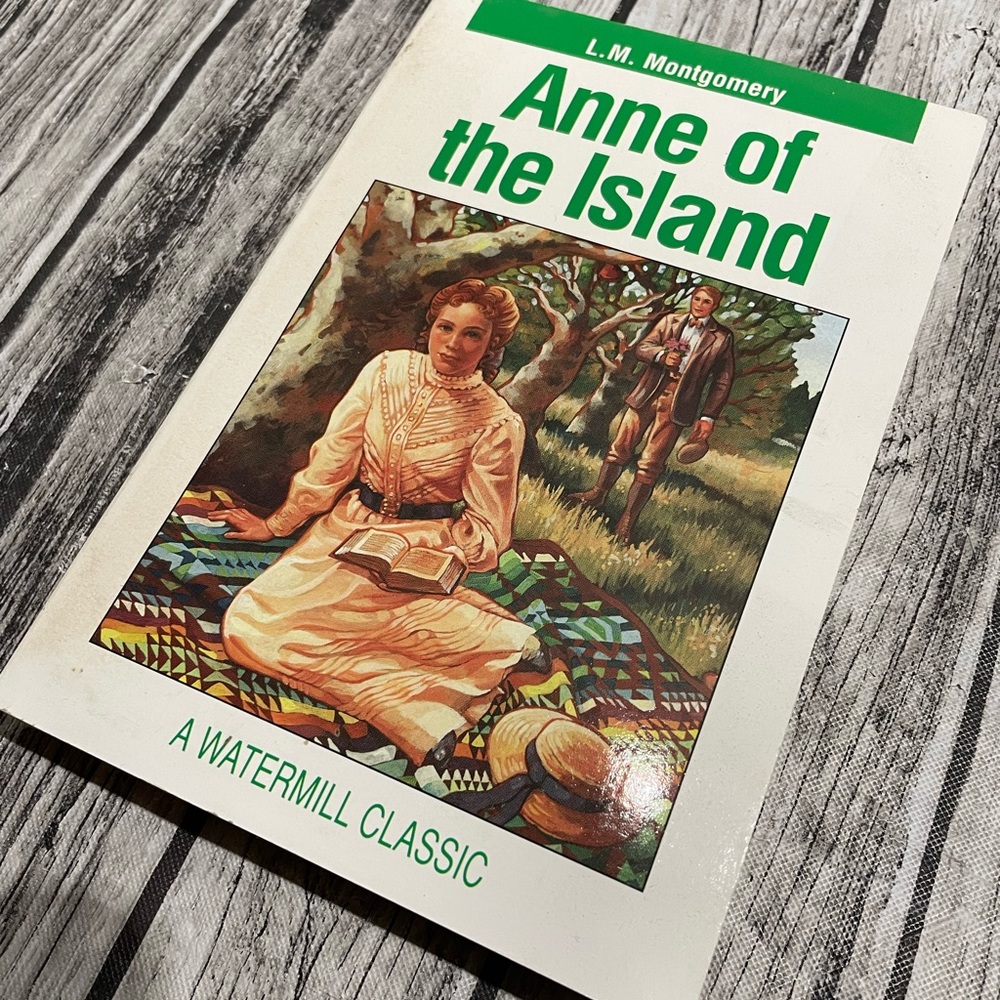Anne of the Island Book by Lucy Maud Montgomery Paperback Novel Good Condition